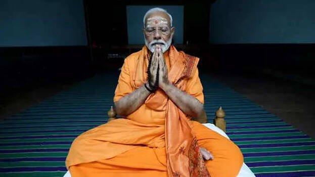  വിവേകാനന്ദ പാറയില്‍ ധ്യാനത്തിലിരുന്ന് മോദി