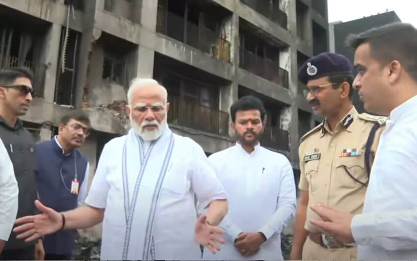 വിമാനാപകടം നടന്ന സ്ഥലത്തും അപകടത്തിൽ പരിക്കേറ്റവർ ചികിത്സ തേടിയിരിക്കുന്ന ആശുപത്രിയിലുമെത്തി പ്രധാനമന്ത്രി നരേന്ദ്ര മോദി