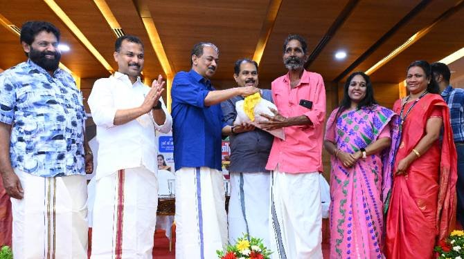  സൗജന്യ ഓണക്കിറ്റ് വിതരണം ആരംഭിച്ചു ;ആറ് ലക്ഷത്തിലധികം ഓണക്കിറ്റുകൾ വിതരണം ചെയ്യും