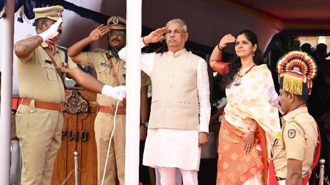  വർണാഭമായി റിപ്പബ്ലിക് ദിനാഘോഷം; ഗവർണർ ദേശീയ പതാക ഉയർത്തി അഭിവാദ്യം സ്വീകരിച്ചു