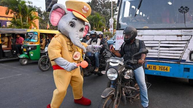  സീബ്രാലൈനിൽ നിയമലംഘനം വേണ്ട; ‘മോട്ടു’ വിന്റെ തട്ടു കിട്ടും