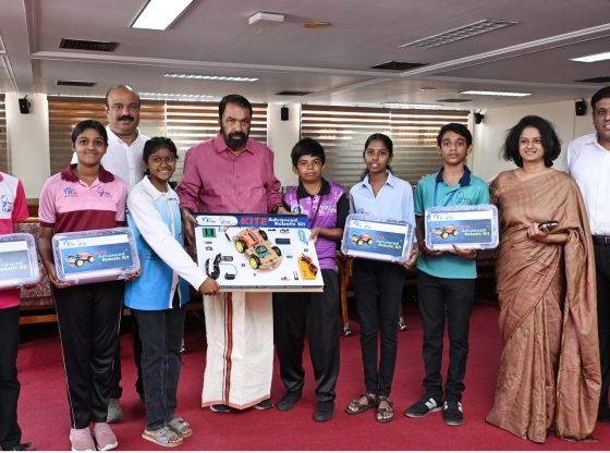  പൊതുവിദ്യാലയങ്ങളിൽ റോബോട്ടിക് വിപ്ലവം: അഡ്വാൻസ്ഡ് റോബോട്ടിക് കിറ്റുകള്‍ വിതരണം ചെയ്തു
