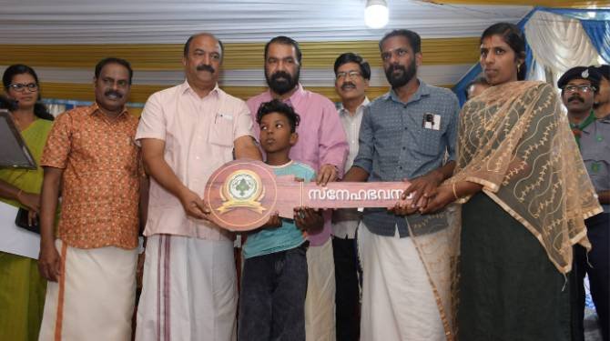  മിഥുന്റെ കുടുംബത്തിന് വീട്; താക്കോൽ കൈമാറി